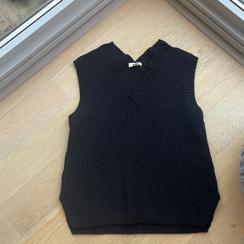 Only worn twice! Black H&M sweater vest in size XS!
